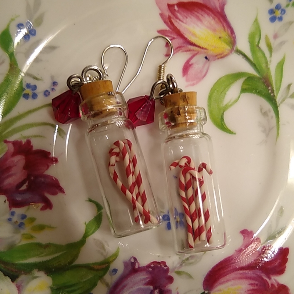 🎄💕 Swarovski and glass candy cane earrings